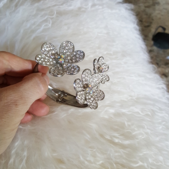 Beautiful diamond bracelet with flowers - Picture 2 of 4
